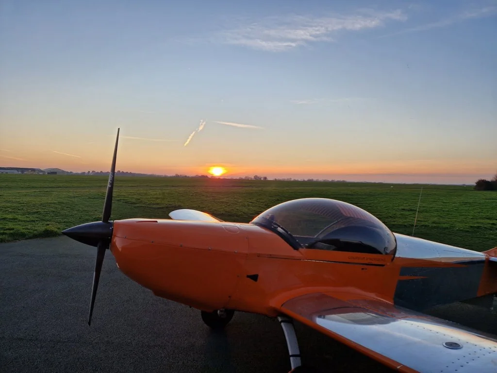 coucher de soleil de la tranche sur mer