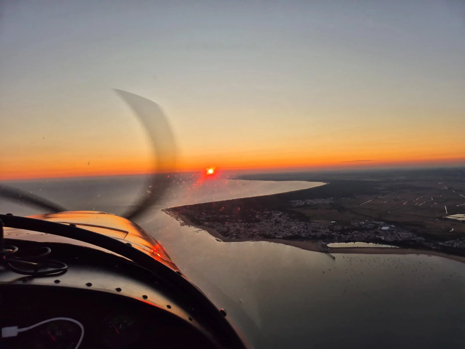 Couche de soleil depart aerodrodromme des sables d'olonne