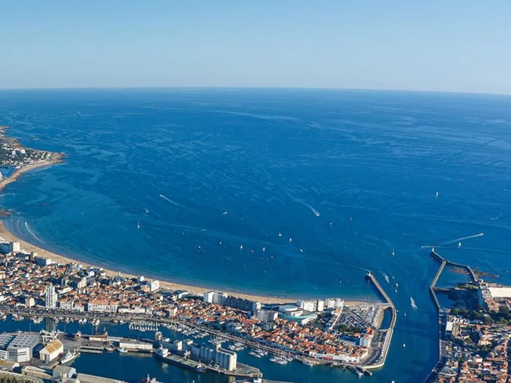 vol au dessus du port des sables d'olonne