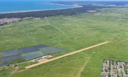 vol au depart aerodrome tranche sur mer